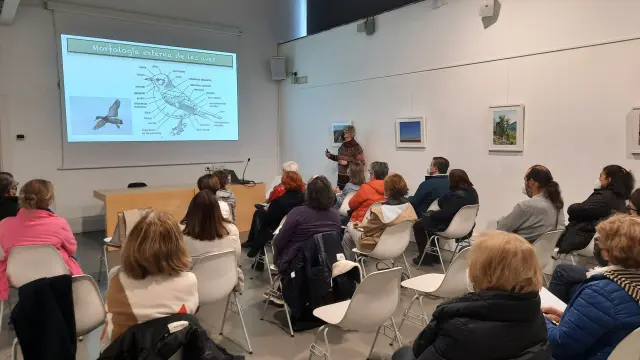 Imagen de la sesión de aves migratorias celebrada en la Biblioteca Baltasar Gracián, de Graus.
