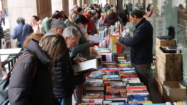 Muchos oscenses acudieron este sábado a los puestos de las librerías instaladas en los Porches de Galicia.