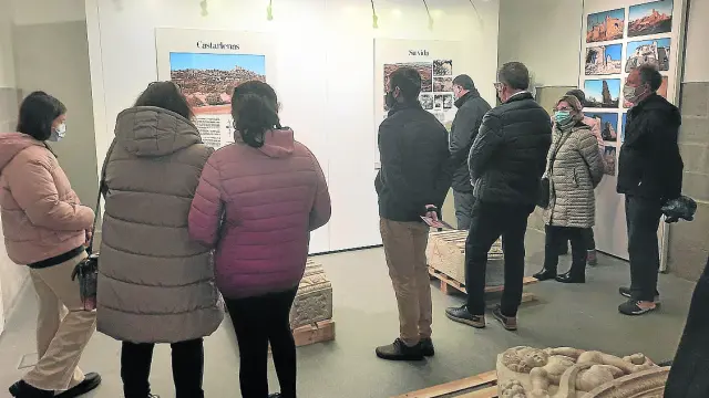 Visitantes en la exposición de Castarlenas.