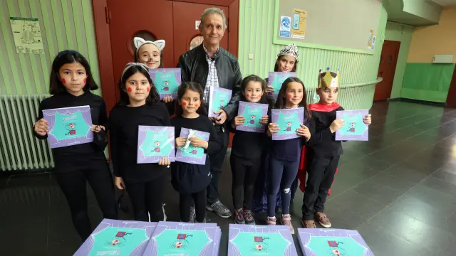 Chesús Botaya y los niños del grupo ‘Ta Ninos’, con su libro, el jueves en el Colegio Salesianos.