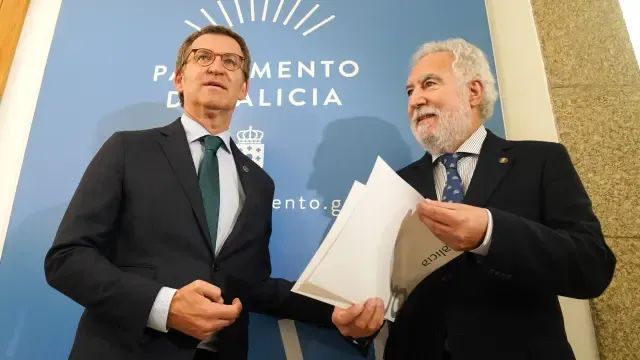 Feijóo presenta su renuncia al presidente del Parlamento gallego, Miguel Santalices.