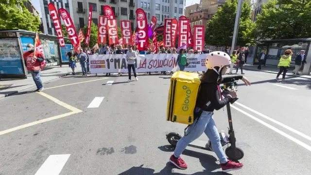 Manifestación de los sindicatos UGT y CCOO bajo el lema “La solución: subir salarios, contener precios, más igualdad”, este domingo en Zaragoza.