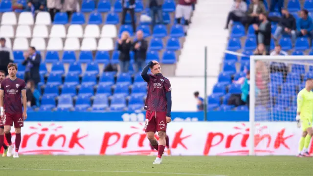 Los jugadores del Huesca lamentan uno de los goles encajados.