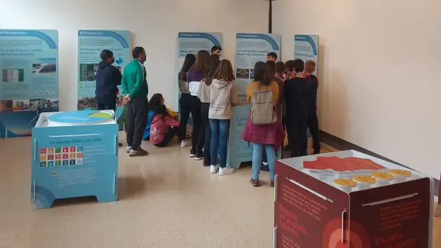 Un grupo de escolares, ayer en una de las visitas guiadas por la exposición itinerante en la Sala Municipal de Arte de Sabiñánigo.