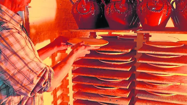 Raimundo Abió, en parte del proceso de elaboración alfarera.