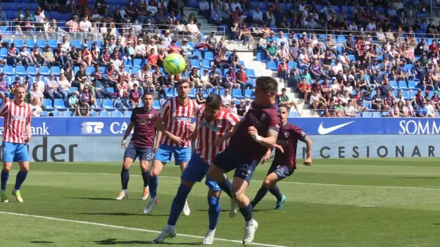 Imagen del partido que han disputado Huesca y Sporting.