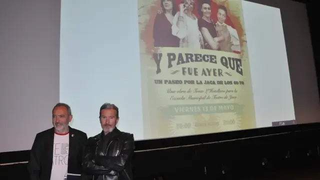 Javier Acín y Toño L'Hotellerie al presentar la obra teatral, en el auditorio del Palacio de Congresos de Jaca.