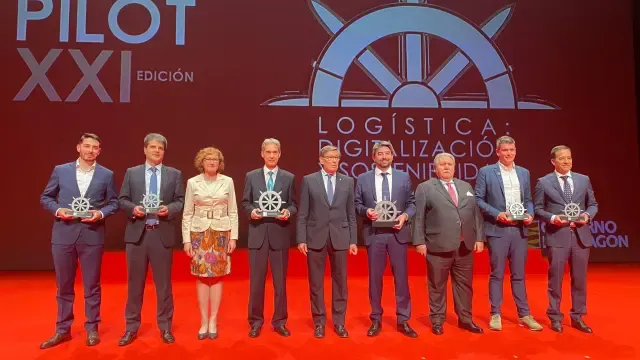Foto de familia de los premiados y finalistas de los Premios Pilot 2022.