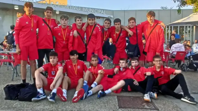 Los jugadores del equipo infantil del Lasaosa BM. Huesca, con sus medallas de subcampeones.
