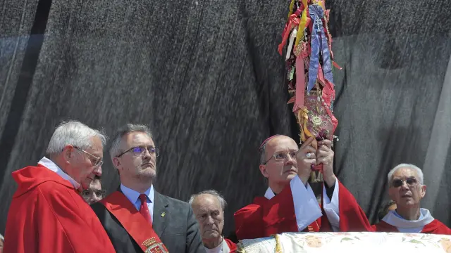 José María Arcas, a la izquierda, junto al alcalde y al obispo, durante la muestra de las reliquias de Santa Orosia, en el día grande de las fiestas de Jaca.