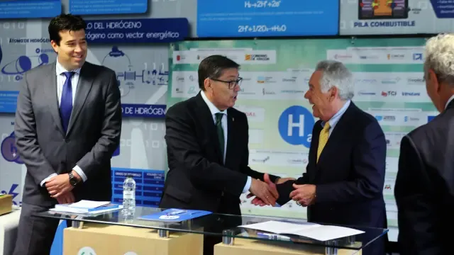Arturo Aliaga y Rinaldo Brutocco se dan la mano tras firmar el acuerdo de colaboración.