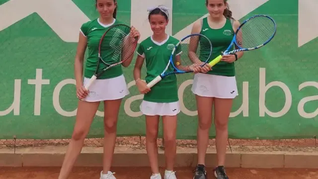 Jugadoras del infantil femenino del Club Tenis Osca, que jugaron en Zaragoza.