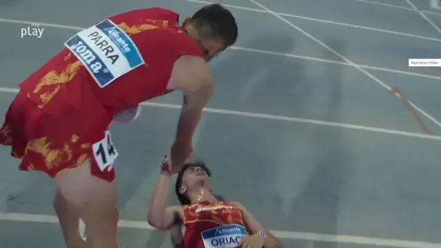 Gonzalo Parra, medalla de oro, consuela a Pol Oriach tras la carrera.