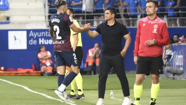 Xisco felicita a Ratiu tras el gol del lateral