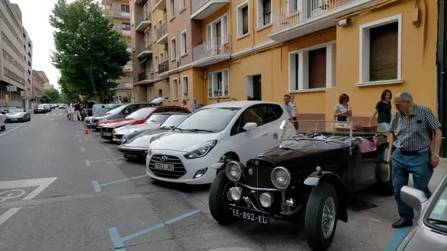 Algunos de los coches antiguos que formaron parte de la exhibición en Huesca