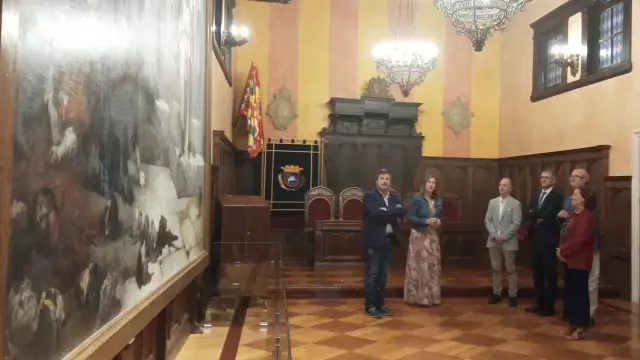 Un momento de la visita del cónsul de Francia en Barcelona, Olivier Ramadour, al Ayuntamiento de Huesca.