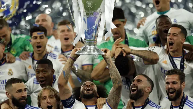 Marcelo levanta la Copa de Europa rodeado de sus compañeros.