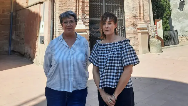 Marisancho Menjón junto a la alcaldesa de La Puebla, Mayte Bardají.