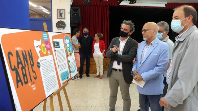 Francisco Javier Falo y Arturo Biarge observando los paneles que forman la exposición.