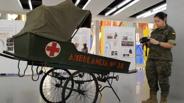 Mónica Lloro Dieste, haciendo fotografías en una exposición militar