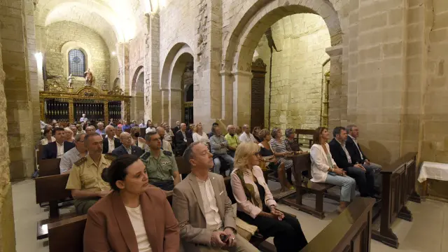Asistentes al acto de homenaje a los Reyes de Aragón celebrado en la iglesia de San Pedro.