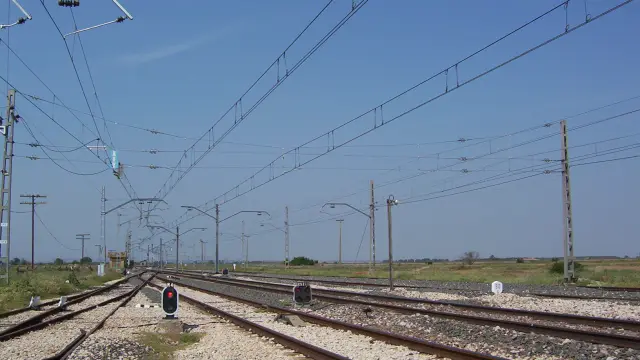 Vías del ferrocarril en la zona de Sariñena del trazado que comunica Grañén-Monzón.