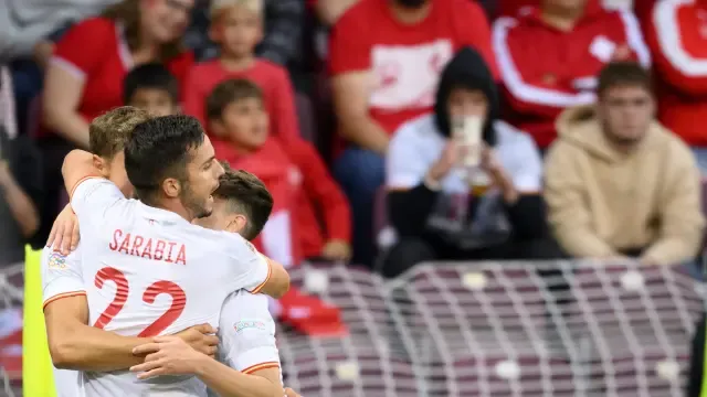 Sarabia celebra con otros dos compañeros el gol que dio la victoria a España.