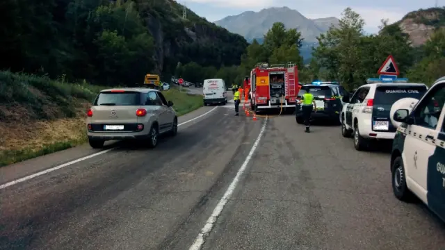 Efectivos de los bomberos y de la Guardia Civil, en el lugar del accidente en Biescas.