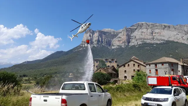 Descarga de agua sobre la zona en la que se ha producido el fuego en Torrelisa.
