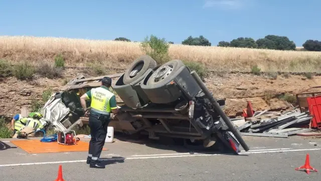 Estado del camión volcado en el accidente.