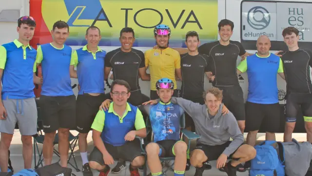 Ciclistas del La Tova, con Óscar Rota en el centro el día que lució el maillot de líder.