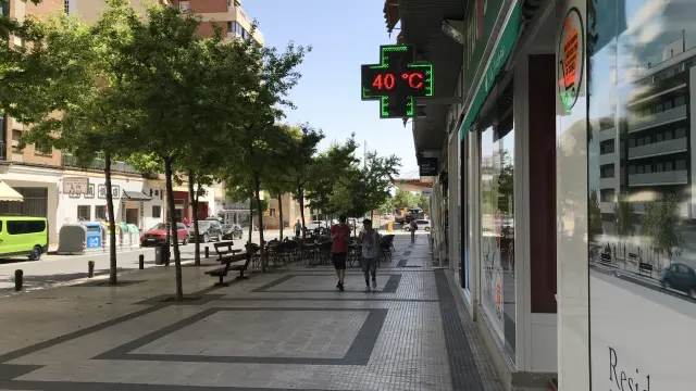 El termómetro de una farmacia de la calle Zaragoza marca 40 º, este miércoles sobre las 15:00 horas.