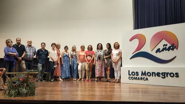 Rosario Raro con autoridades y bibliotecarias de Monegros.