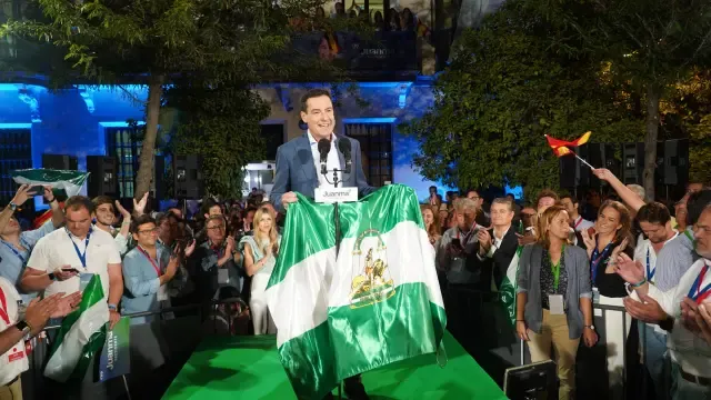 El candidato del PP a la reelección en la Junta, Juanma Moreno, celebra el resultado electoral.