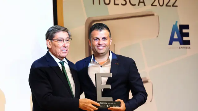 Arturo Aliaga entrega el Premio Empresa 2022 a Joaquín Saila.