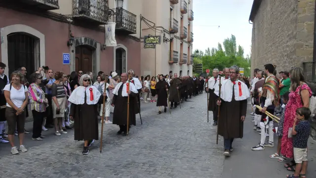 Los romeros de Santa Orosia, a su llegada al monasterio de las Benitas.