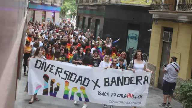 La manifestación del Día del Orgullo a su paso por la calle Berenguer este sábado.