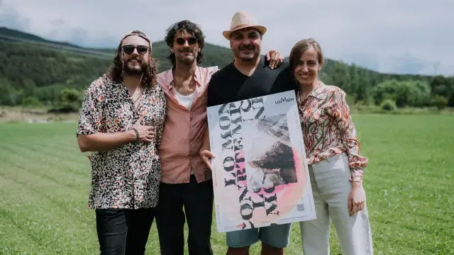 Javier Idoipe, Chalo Moca, Miguel Moreno y Natalia Escudero posaron con el cartel de Lo Mon Contemporáneo.