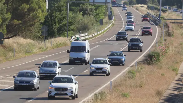 Tráfico intenso este viernes en la A-23 en las cercanías de Huesca.