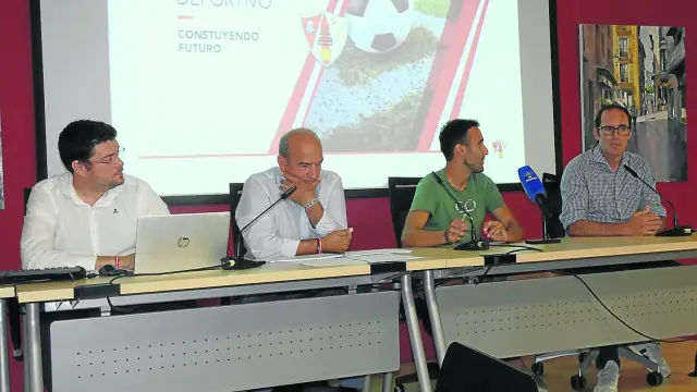 Isaac Álvarez, Rafel Torres, Kike Rausell y Julio Salinas, durante la asamblea.