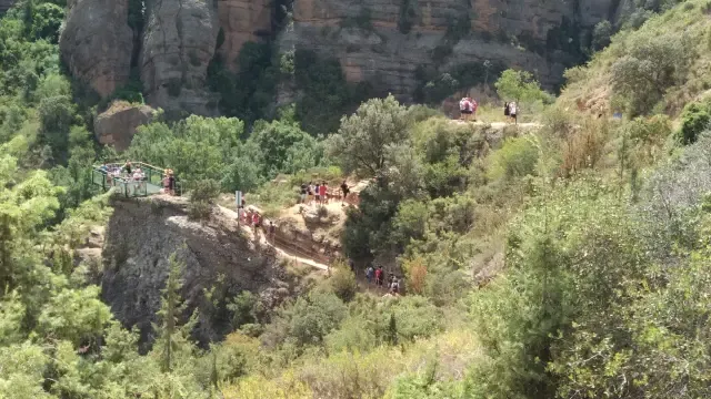 Un grupo de turistas en la Ruta de la Pasarelas de Alquézar.