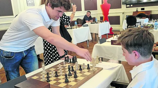 Carlsen mueve pieza ante la mirada de Lorenzo Torrente.