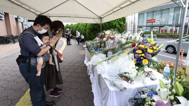 Los ciudadanos depositan flores en el lugar en el que fue tiroteado Abe.