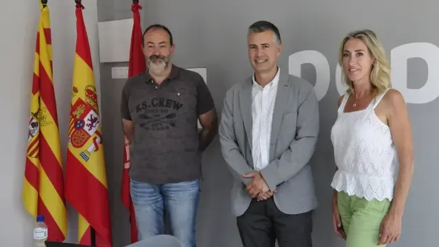 Los tres concejales del PP en Jaca, Daniel Ventura, Carlos Serrano y Cristina Muñoz, en la sede local del partido.