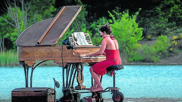 Violette Prévost, la ‘pianiste rouge’, actuará en el lago del balneario de Panticosa.
