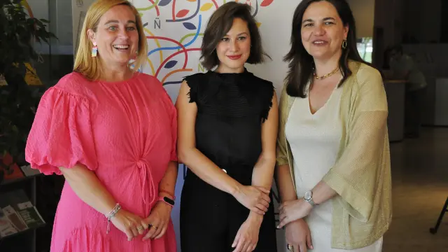 La concejala Olvido Moratinos, Aida Folch y la directora de los cursos de verano, Carmen Marta Lazo.