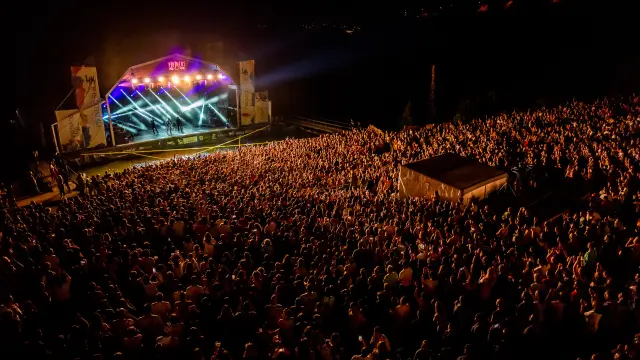 Tras tres años sin Pirineos Sur la primera noche de conciertos reunión a 4.900 personas, el aforo completo.