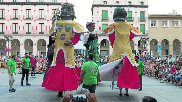 Ensayo de la comparsa de Gigantes y Cabezudos en la plaza López Allué en 2019.