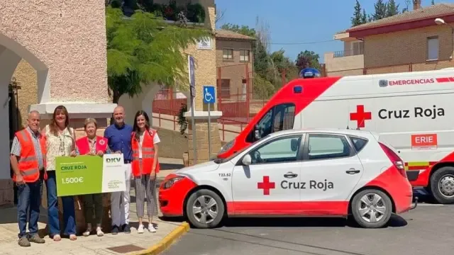 Representantes de AC Seguros y Cruz Roja Monegros posan con el donativo.