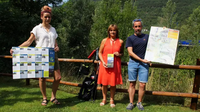 Marta Luis, responsable oficina turismo, Nuria Pargada alcaldesa Biescas y Javier Etura concejal turismo.